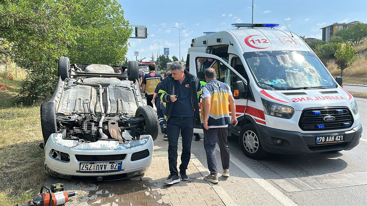 Karabük'ün Safranbolu ilçesinde seyir halindeyken kaputu açılması nedeniyle şerit değiştiren araca çarpan otomobil, kaldırıma çıkarak ters döndü. Kazada otomobil sürücüsü yaralandı.