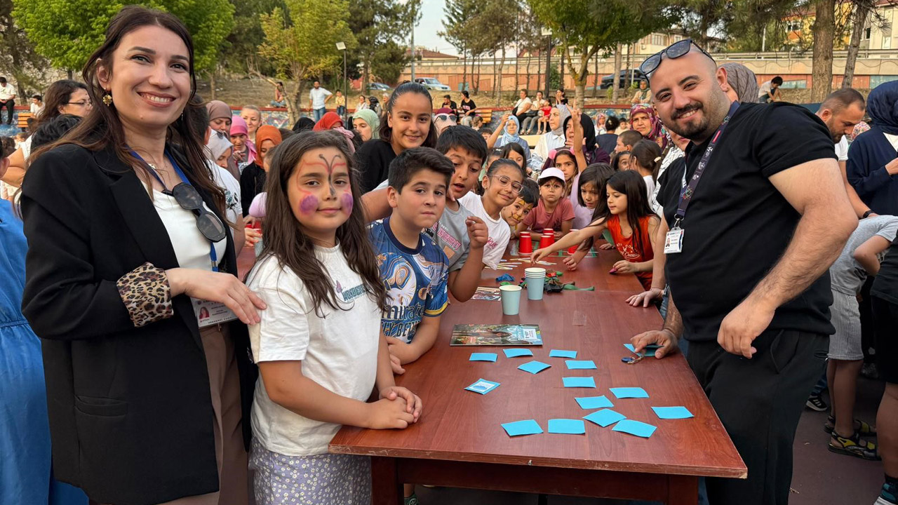 Karabük Belediyesi tarafından çocuklara yönelik düzenlenen yaz dönemi etkinlikleri kapsamında "Bilimsel Oyun Gecesi" programı, Karabük Bilim Merkezi'nde yoğun katılımla gerçekleştirildi.