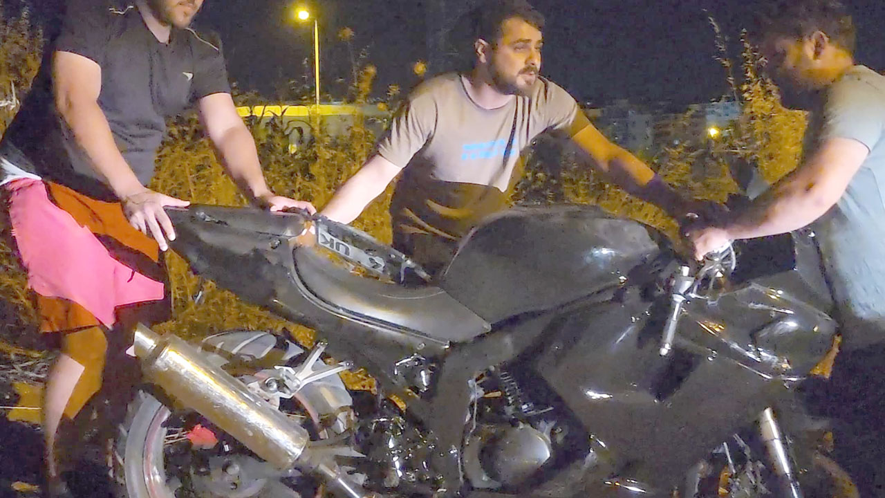Karabük'te bir evin önünden çalınan motosiklet boş araziye atılmış halde bulundu.