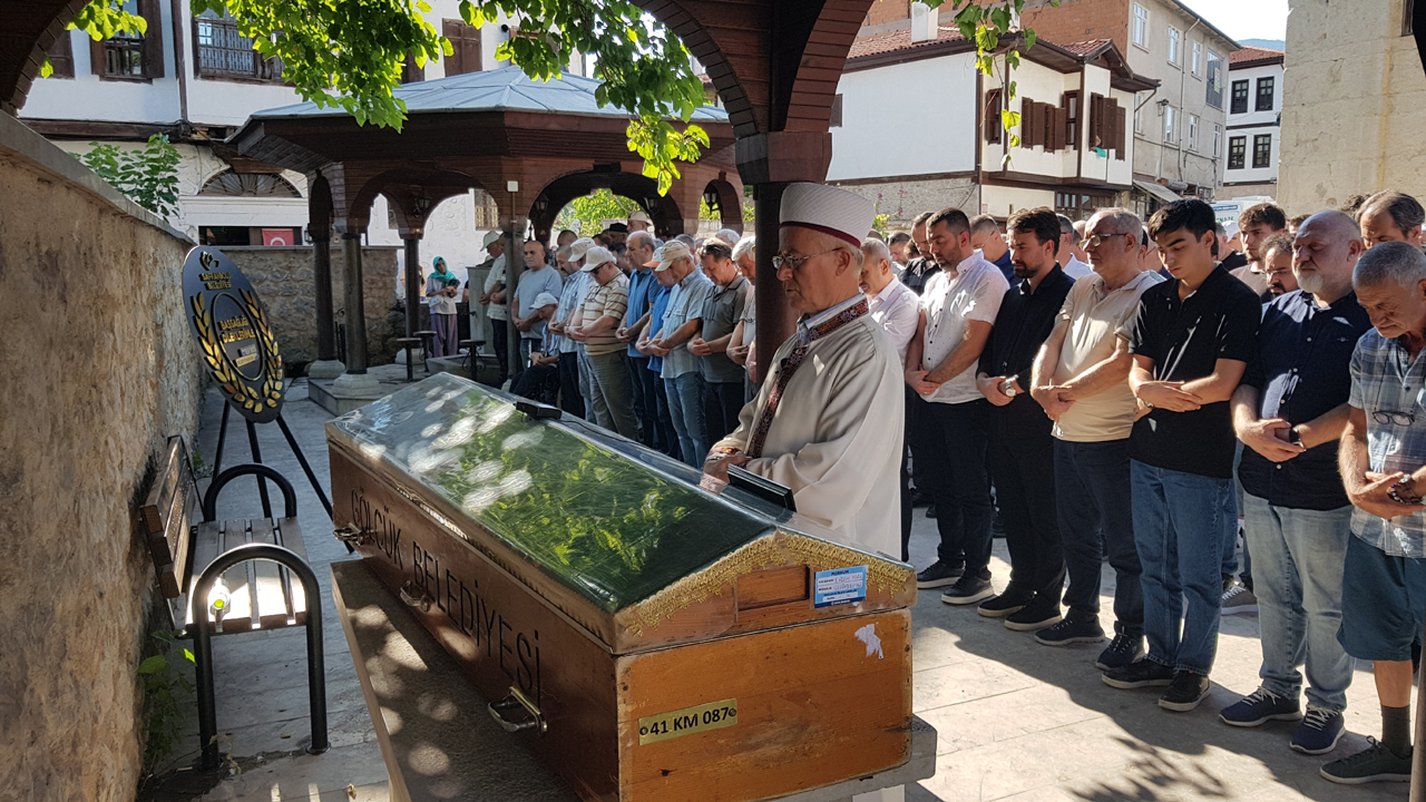 Kocaeli'nde çınar ağacından kopan dalın üzerine düşmesi sonucu hayatını kaybeden öğretmen Erdem Ulak, memleketi Karabük'ün Safranbolu ilçesinde toprağa verildi.