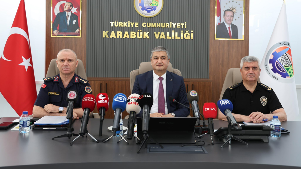 Karabük’te Haziran Ayı Güvenlik Değerlendirme Toplantısı, Vali Mustafa Yavuz Başkanlığında gerçekleştirildi. Toplantıda, Karabük genelinde kamu düzeni ve güvenliğine ilişkin yürütülen faaliyetler ve alınan tedbirler detaylı şekilde değerlendirildi.