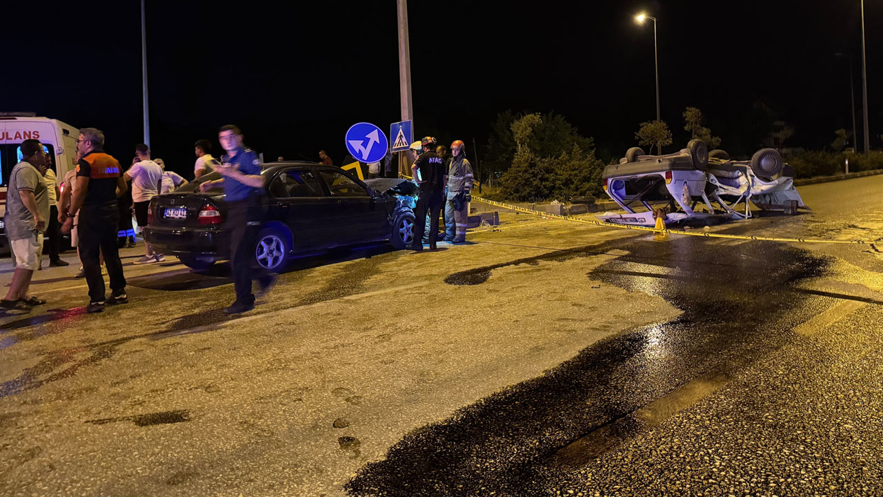 Karabük'ün Safranbolu ilçesinde iki otomobilin çarpışması sonucu 2'si ağır olmak üzere toplam 7 kişi yaralandı.