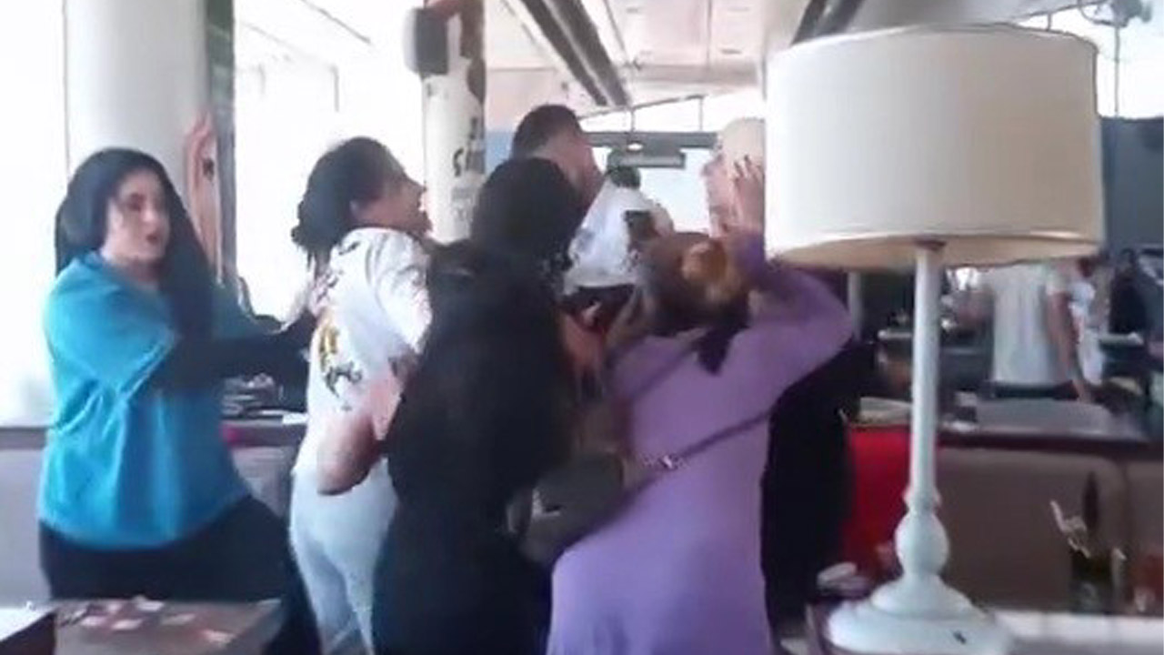 Karabük'te bir alışveriş merkezindeki kafede, aralarında husumet bulunan iki grup arasında çıkan kavgada 1 kişi yaralandı.