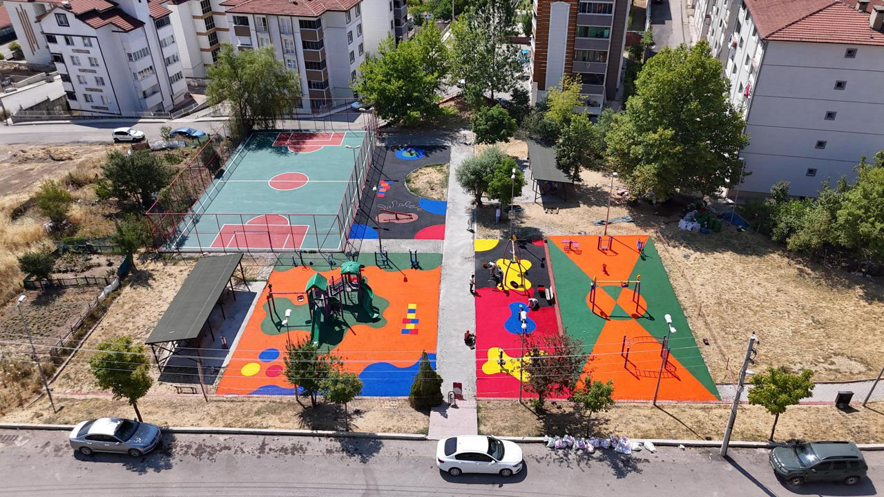 Karabük Belediyesi, şehir genelindeki park ve açık hava spor alanlarında yürüttüğü yenileme çalışmalarıyla çocuklar, gençler ve aileler için daha güvenli, modern ve estetik yaşam alanları oluşturuyor. Ekipler, saha zemini ve çevresel düzenlemeler başta olmak üzere pek çok noktada titiz uygulamalar gerçekleştiriyor.