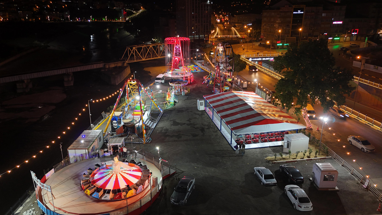Karabük, uzun bir aranın ardından yeniden lunapark heyecanı yaşıyor. Karabük Belediyesi tarafından kente kazandırılan yeni lunapark, 5 Temmuz Cumartesi günü saat 19.00 itibarıyla hizmet vermeye başlıyor