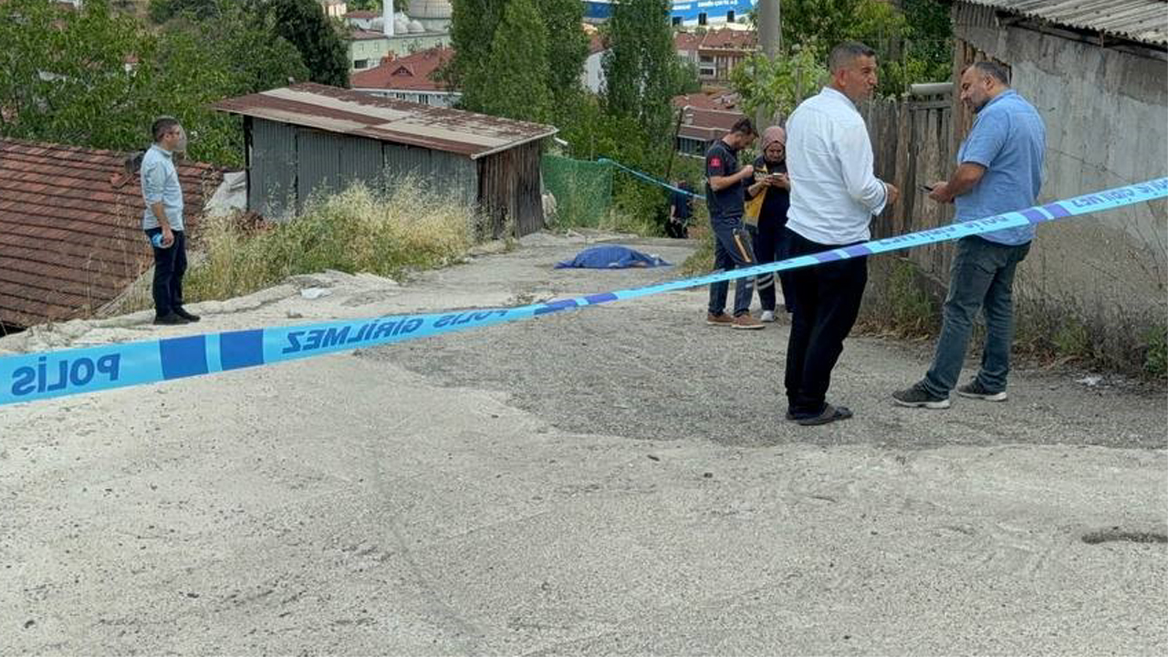 Karabük'te sokakta yürüdüğü sırada dengesini kaybederek düşen bir kişi hayatını kaybetti.