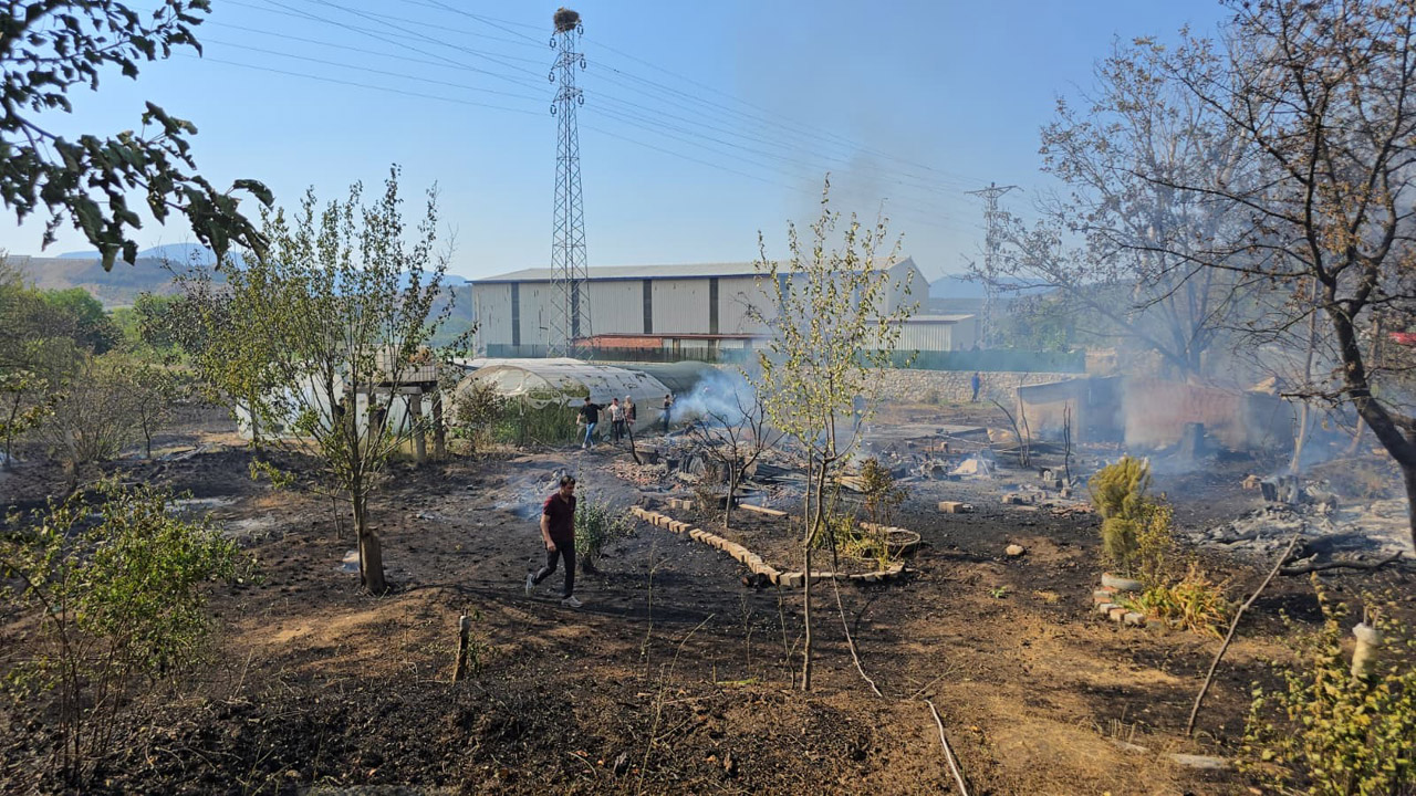 Karabük merkeze bağlı Cemaller köyünde çıkan ot yangınında bazı evler ve seralar zarar gördü.