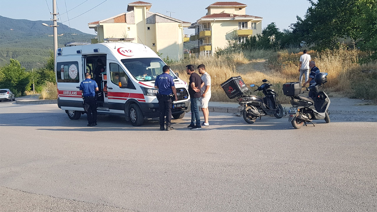 Karabük'te sürücüsünün kontrolünden çıkan motosikletin devrilmesi sonucu 2 kişi yaralandı.