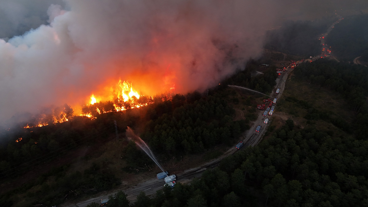 Karabük merkeze bağlı Kahyalar köyü yakınlarında da orman yangını çıktı.