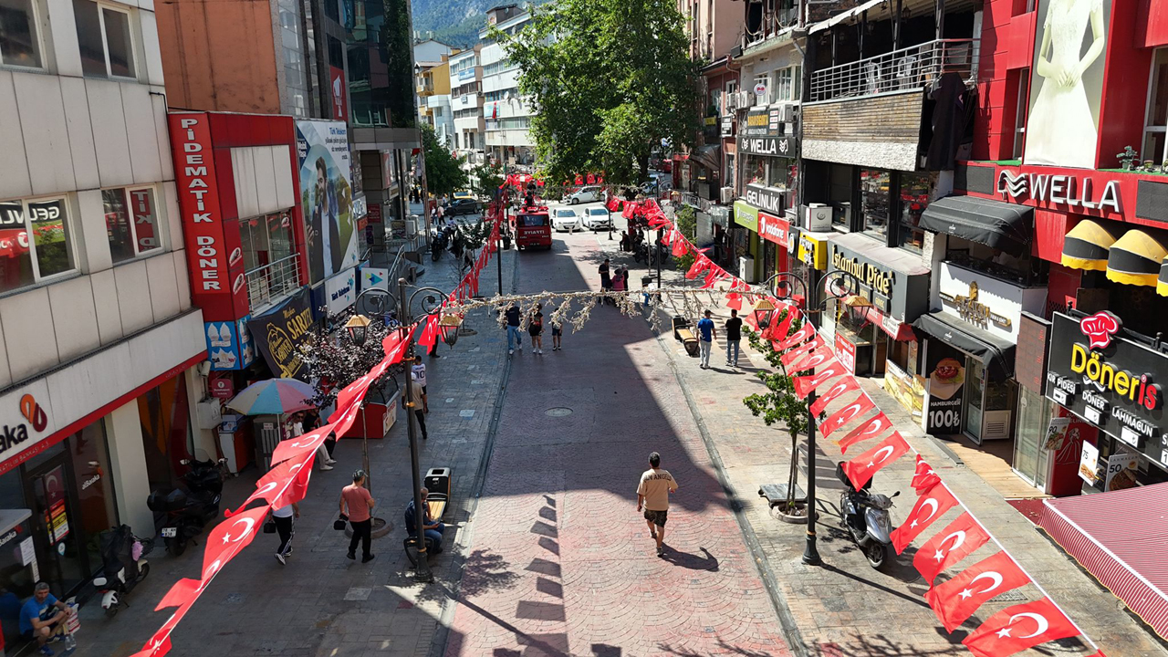 KARABÜK’TEN “TERÖRSÜZ TÜRKİYE”YE AY YILDIZLI BAYRAKLARLA DESTEK
