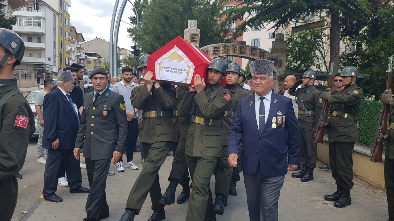 Karabük'te hayatını kaybeden 72 yaşındaki Kıbrıs gazisi Hikmet Kapanşahin için cenaze töreni düzenlendi.
