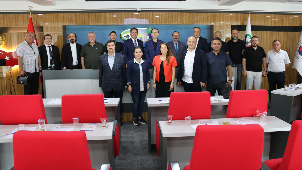 Karabük Ticaret ve Sanayi Odası(KTSO) ve Türk Eximbank iş birliğinde “Kredi Programları / Yurtiçi ve Yurtdışı Alacak Sigortası Programı” bilgilendirme toplantısı KTSO ’nun ev sahipliğinde gerçekleştirildi.
