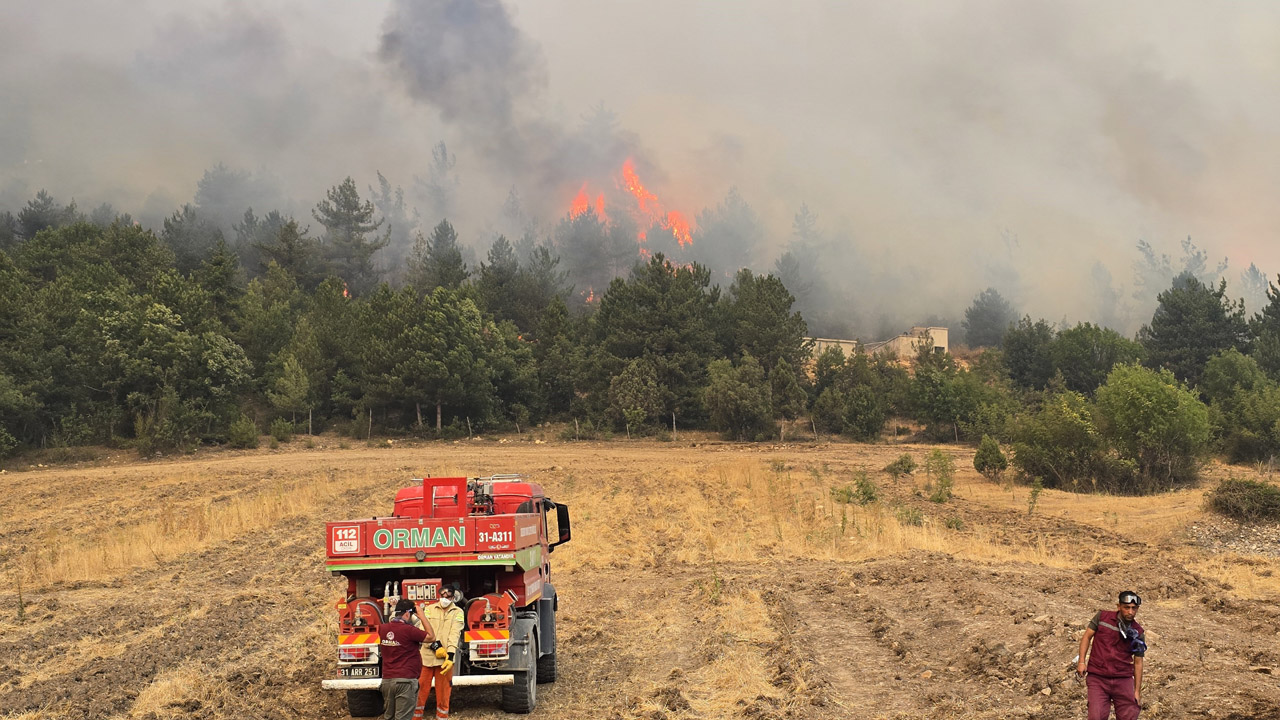 ORMAN YANGININDA ALEVLER RÜZGARIN ETKİSİYLE KÖYLERE DAYANDI