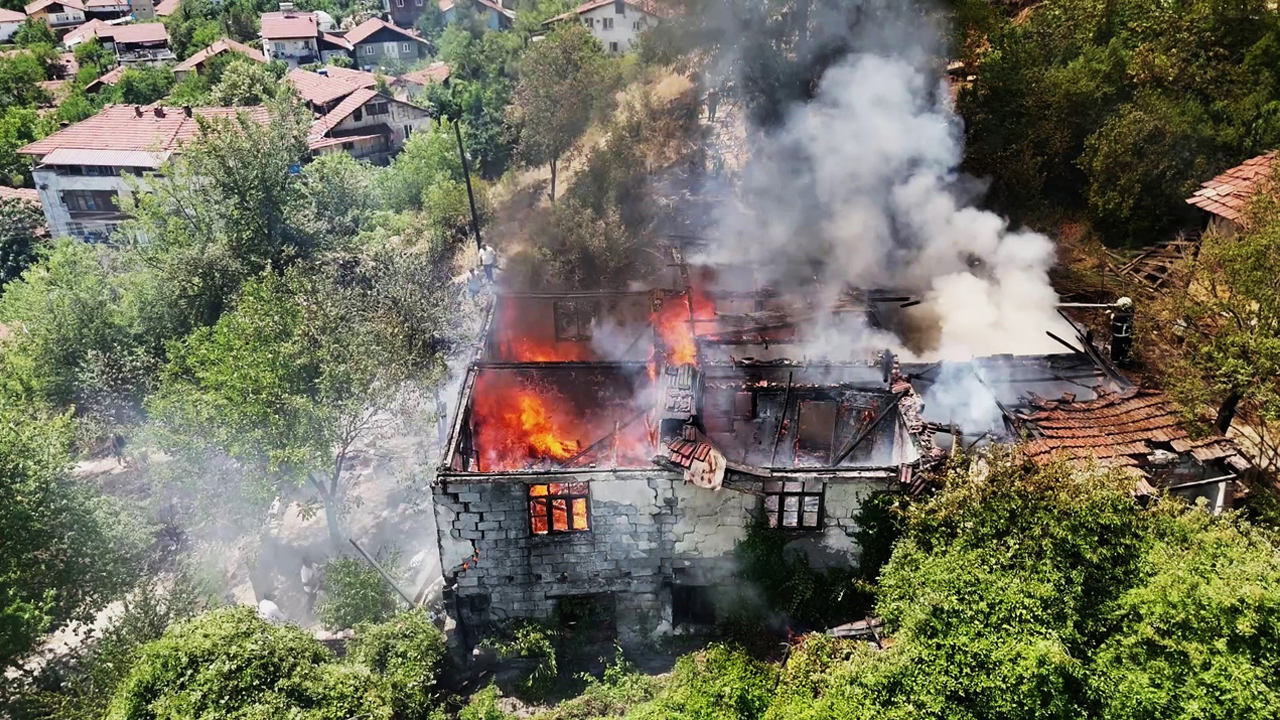 OTLUK ALANDA SIÇRAYAN YANGIN İKİ KATLI EVİ KÜL ETTİ