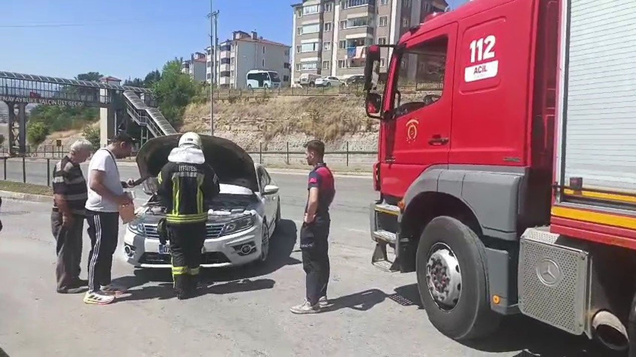 Karabük’ün Safranbolu ilçesinde seyir halindeki otomobilin motor kısmından yükselen dumanlar paniğe neden oldu.