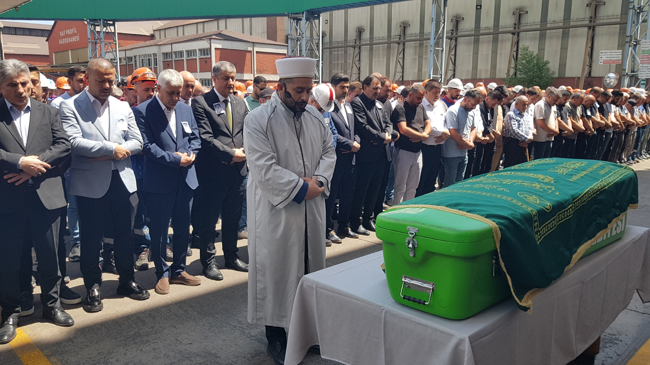 Karabük'te oksijen tankı patlamasında hayatını kaybeden 31 yaşındaki Fatih Tetik, son yolculuğuna uğurlandı.