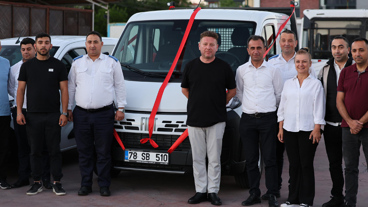 Safranbolu Belediyesi, hizmet kalitesini artırmak ve kent içi ulaşım çalışmalarını desteklemek amacıyla 2025 model, çift kabinli 0 kilometre kamyoneti araç filosuna dahil etti. Araç, İktisadi İşletme Müdürlüğü’nün tasarruflarıyla temin edildi.