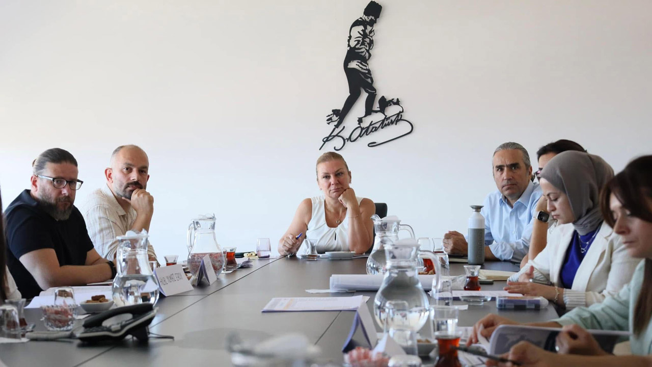Safranbolu Belediyesi, Birleşmiş Milletler’in (BM) Küresel Sürdürülebilir Kalkınma Amaçları (SKA) doğrultusunda Gönüllü Yerel Değerlendirme (Voluntary Local Review-VLR) sürecini başlatarak, sürdürülebilir ve kapsayıcı bir yerel yönetim anlayışı doğrultusunda önemli bir adım attı.