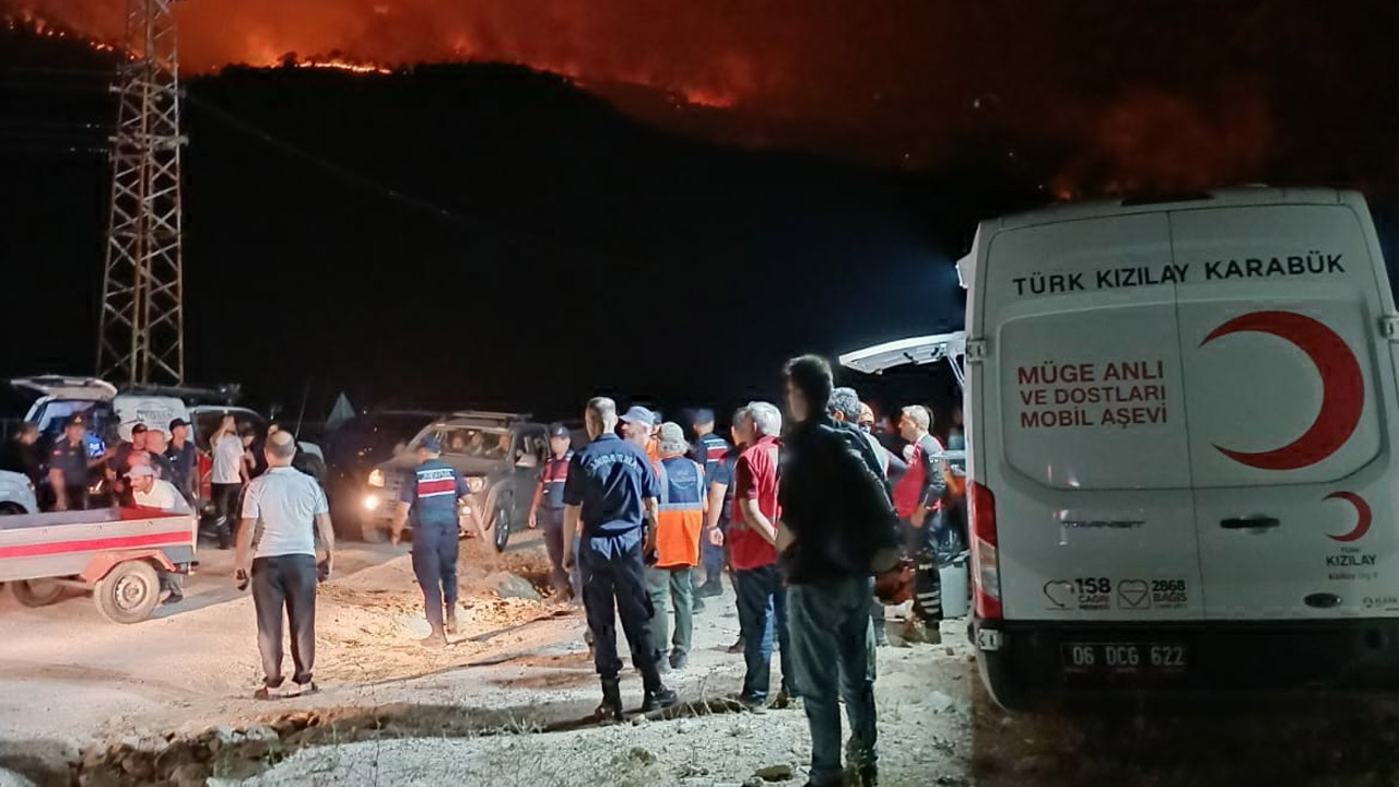 Karabük’ün Safranbolu ilçesinde başlayan ve Ovacık yönüne ilerleyen orman yangını 21 saati aşkın süredir devam ederken, Türk Kızılayı sahadaki ekipleri yalnız bırakmadı.