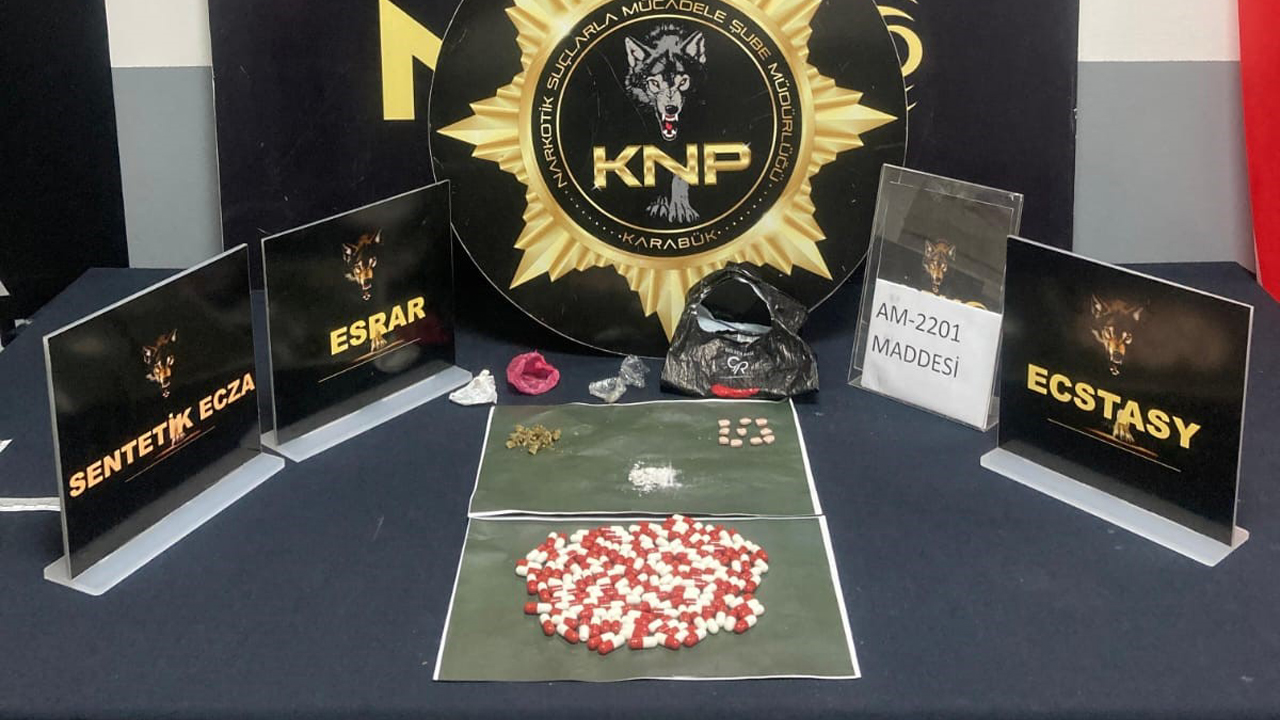 Karabük’te düzenlenen iki ayrı uyuşturucu operasyonunda çeşitli miktarlarda uyuşturucu madde ele geçirilirken, gözaltına alınan 2 şüpheli tutuklandı.