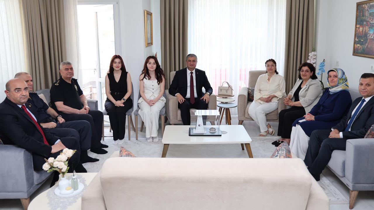 15 Temmuz Demokrasi ve Millî Birlik Günü anma programları çerçevesinde Vali Mustafa Yavuz ve Eşi Süreyya Yavuz, FETÖ hain darbe girişimi sırasında İstanbul'da şehit düşen Metin Arslan’ın ablası Fatma Arslan Ataman ve yeğenleri Elif Kübra Ataman ile Eda Esra Ataman’ı evlerinde ziyaret etti.