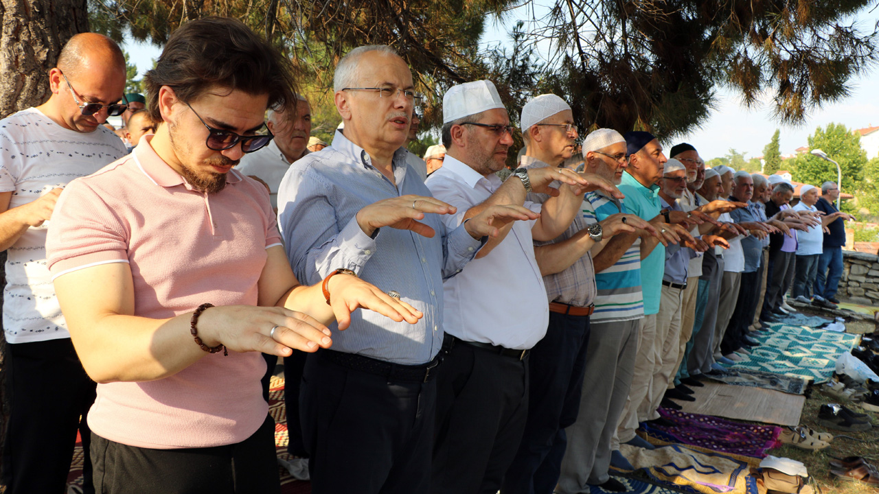 Karabük'ün Safranbolu ve Ovacık ilçelerinde devam eden orman yangınları nedeniyle "yağmur duası" yapıldı. Seccade ve şemsiyesini alan vatandaşlar tarihi namazgahta dua etti.