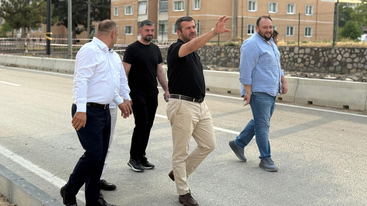 Karabük Belediyesi, şehir merkezinin önemli güzergâhlarından Zonguldak ve Melise Caddesi’nde Karayolları Genel Müdürlüğü ve Enerjisa iş birliğiyle yürüttüğü 100 milyon TL’lik üstyapı yatırımı ve yaklaşık 10 milyon TL tutarındaki içme suyu altyapı çalışmalarıyla, planlı ve eş zamanlı yenileme sürecini aralıksız sürdürüyor.