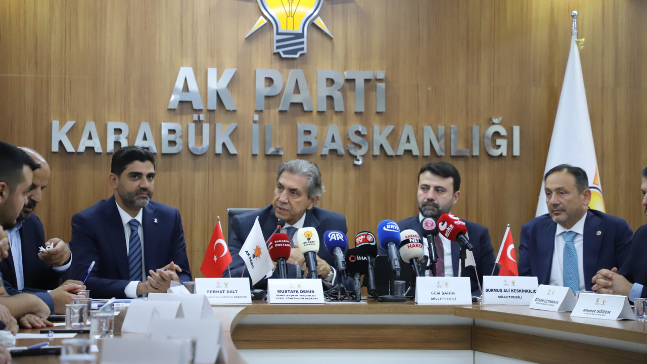 AK Parti Genel Başkan Yardımcısı Mustafa Demir, Karabük’ geldi. Demir, yerel yönetim vizyonunu ve yeni dönem hedeflerini partililerle paylaştı.