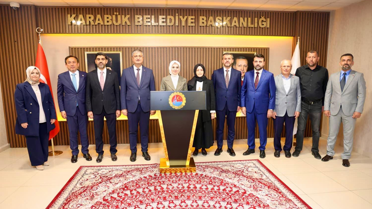 Aile ve Sosyal Hizmetler Bakanı Mahinur Özdemir Göktaş, Karabük Valisi Mustafa Yavuz, AK Parti Karabük Milletvekilleri Cem Şahin ve Ali Keskinkılıç, AK Parti Karabük İl Başkanı Ferhat Salt ve beraberindeki heyet ile birlikte Karabük’teki programı kapsamında Karabük Belediyesi’ni ziyaret etti.