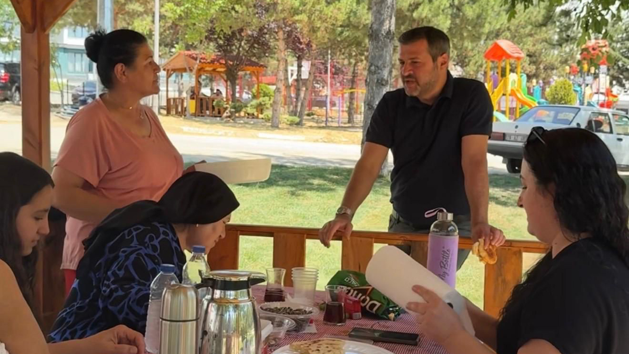 Karabük Belediye Başkanı Özkan Çetinkaya, Beşbinevler 75. Yıl Mahallesi’nde yürütülen çalışmaları yerinde inceledi. Mahalleyi ziyaret eden Başkan Çetinkaya yenileme çalışmaları devam eden Ormancılar Parkı’nda da incelemelerde bulundu.