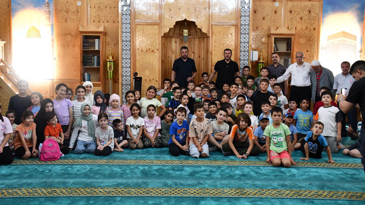 Karabük Belediye Başkanı Özkan Çetinkaya, 5000 Evler Bahçelievler Mahallesi’ndeki Vahdet Camii, Vahdet KAMER ve 5000 Evler Cumhuriyet Mahallesi’nde ki Mescid-i Aksa Camii Kur’an kurslarını ziyaret etti. Öğrencilerle bir araya gelen Başkan Çetinkaya, kurslardaki eğitim süreci hakkında bilgi aldı.