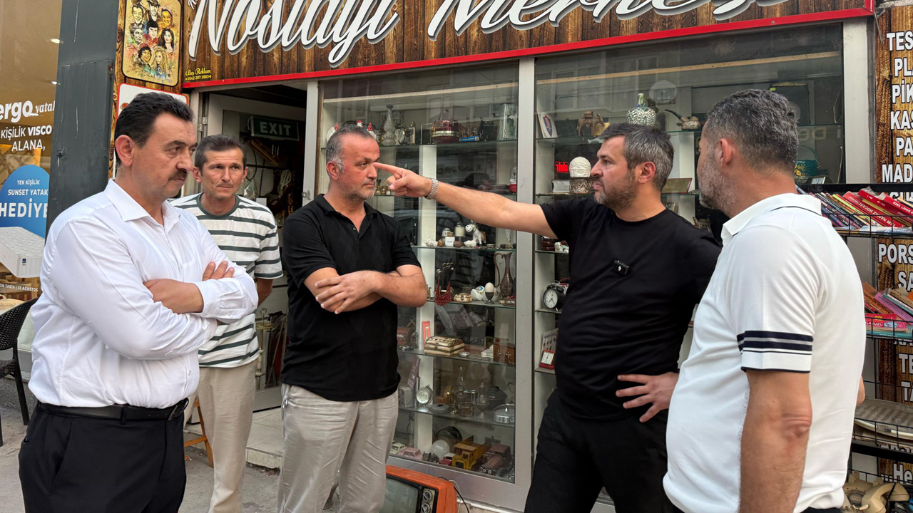Karabük Belediye Başkanı Özkan Çetinkaya, Ankara Caddesi’nde esnaf ziyaretlerinde bulundu. Cadde boyunca tüm esnaflarla tek tek selamlaşan Başkan Çetinkaya, vatandaşlarla da sohbet etti.