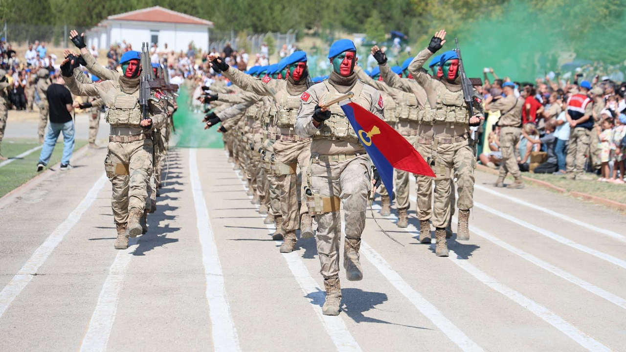 Karabük'ün Safranbolu ilçesinde temel eğitimlerini tamamlayan bin 619 uzman erbaş eğitimlerinin ardından dualar eşliğinde mezun olarak Jandarma teşkilatı ile Sahil Güvenlik Komutanlığına katıldı.