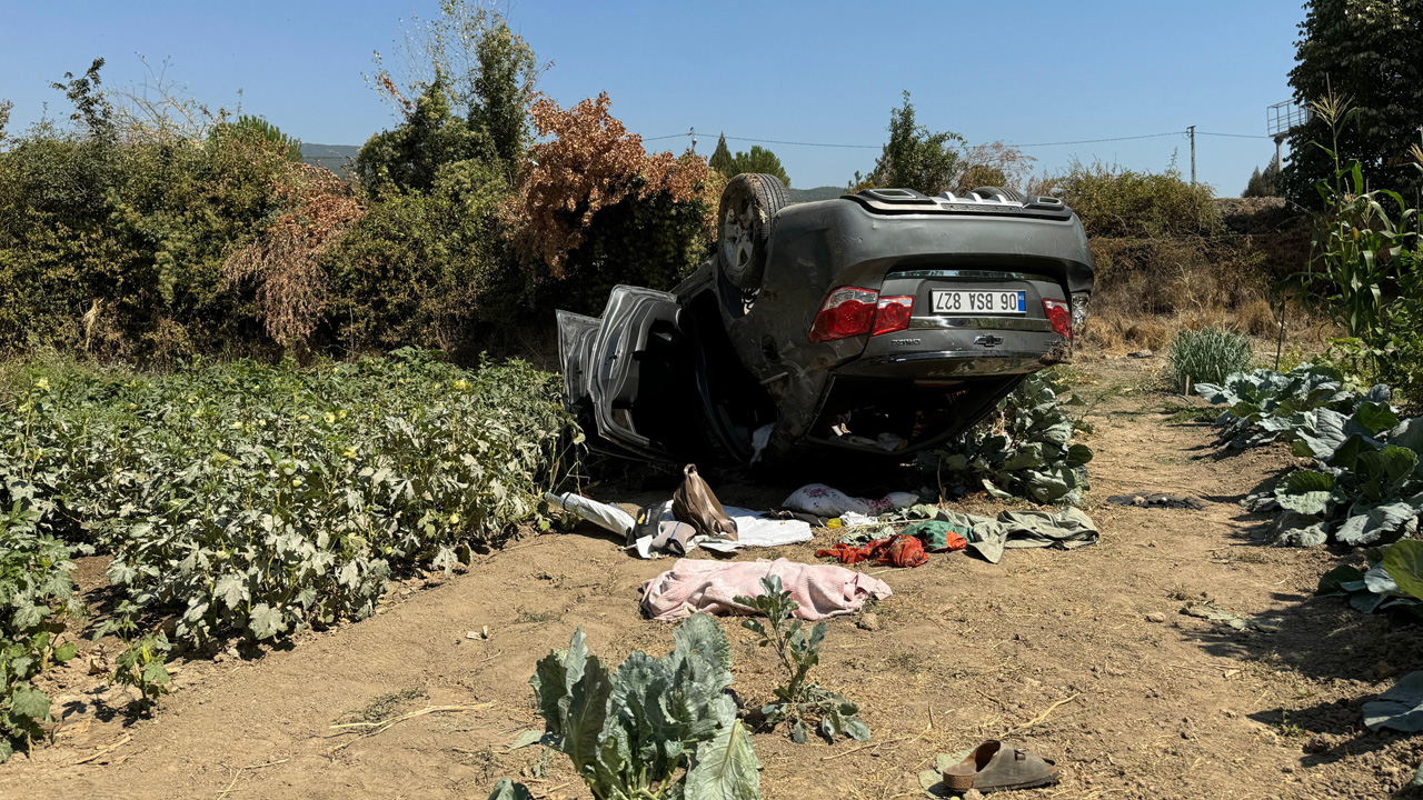 Karabük'te iki otomobilin çarpışması sonucu 1'i ağır 5 kişi yaralanırken araçlardan biri takla atarak bahçeye uçtu.