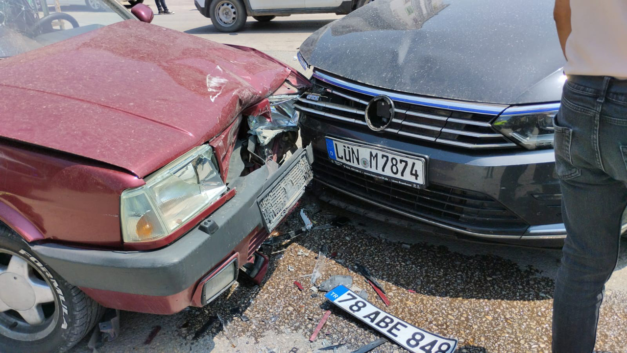 Karabük’te iki otomobilin çarpıştığı kazada 3 kişi yaralanırken sürücülerden biri olay yerinden kaçtı. Kaza anı kameraya yansıdı.