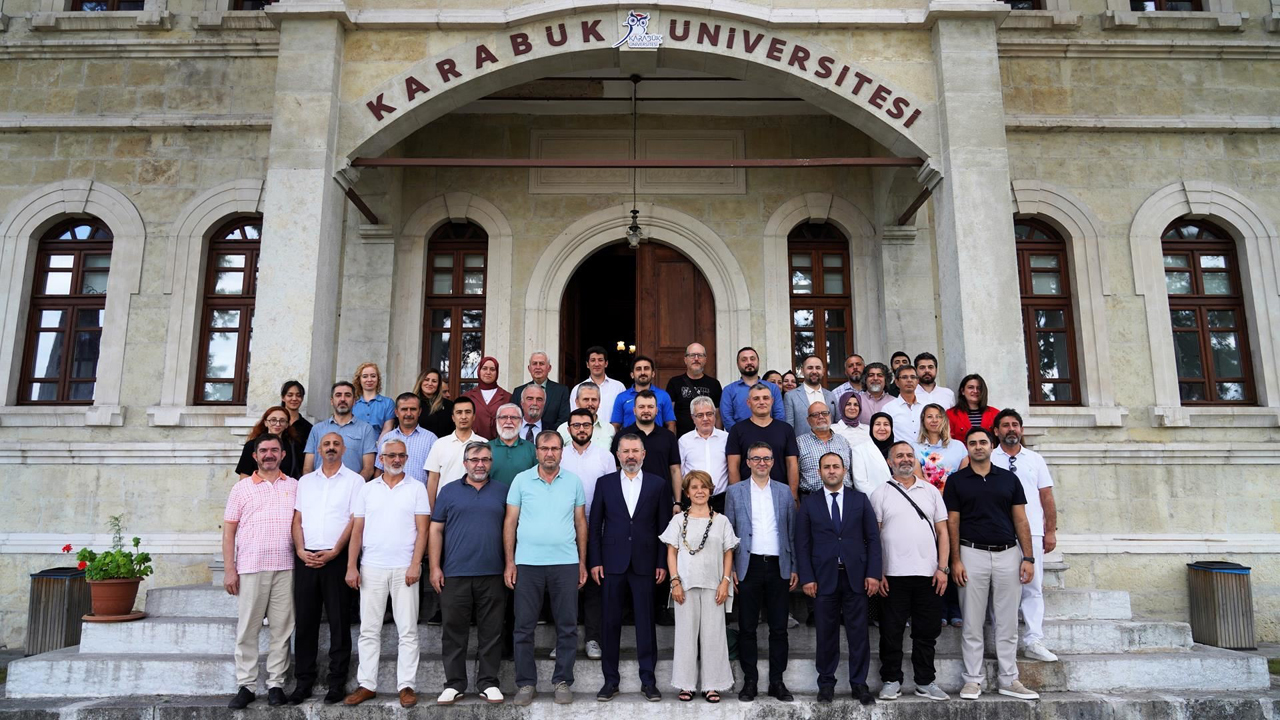 Karabük Üniversitesi Rektörü Prof. Dr. Fatih Kırışık, KAPGEM'de hazırlanan orman yangınlarının önlenmesine yönelik 19 maddelik bilimsel politika önerisini kamuoyu ile paylaştı.