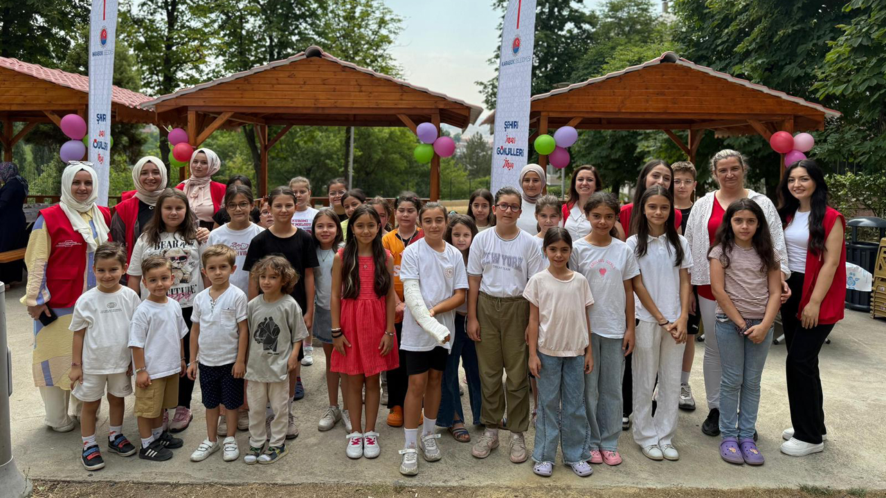 Karabük Belediyesi, “Yaz Seninle Güzel” temasıyla başlattığı yaz kurslarıyla bu yaz da her yaştan Karabüklüye dolu dolu bir tatil imkânı sunuyor.