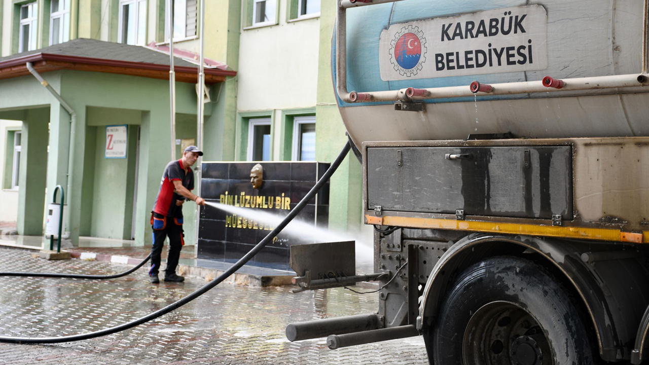 Karabük Belediyesi Temizlik İşleri Müdürlüğü ekipleri, yeni eğitim-öğretim yılı öncesinde öğrencilerin sağlıklı ve temiz bir ortamda ders başı yapabilmeleri için şehir genelindeki okulların bahçelerinde kapsamlı temizlik çalışmaları gerçekleştirdi.