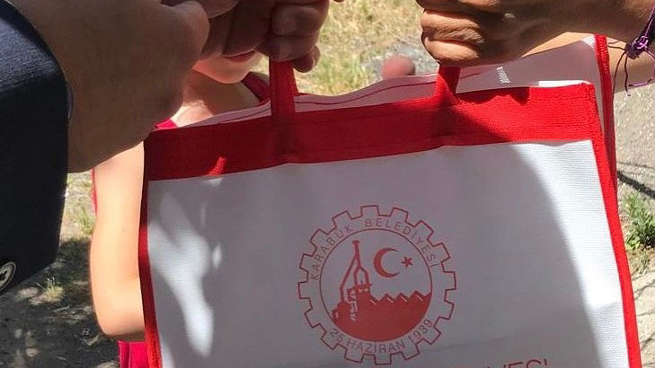 Karabük’te geçtiğimiz günlerde farklı bölgelerde meydana gelen orman yangınlarının can kaybı yaşanmadan atlatılmasının ardından Karabük Belediyesi tarafından şükür amacıyla kurban kesildi.