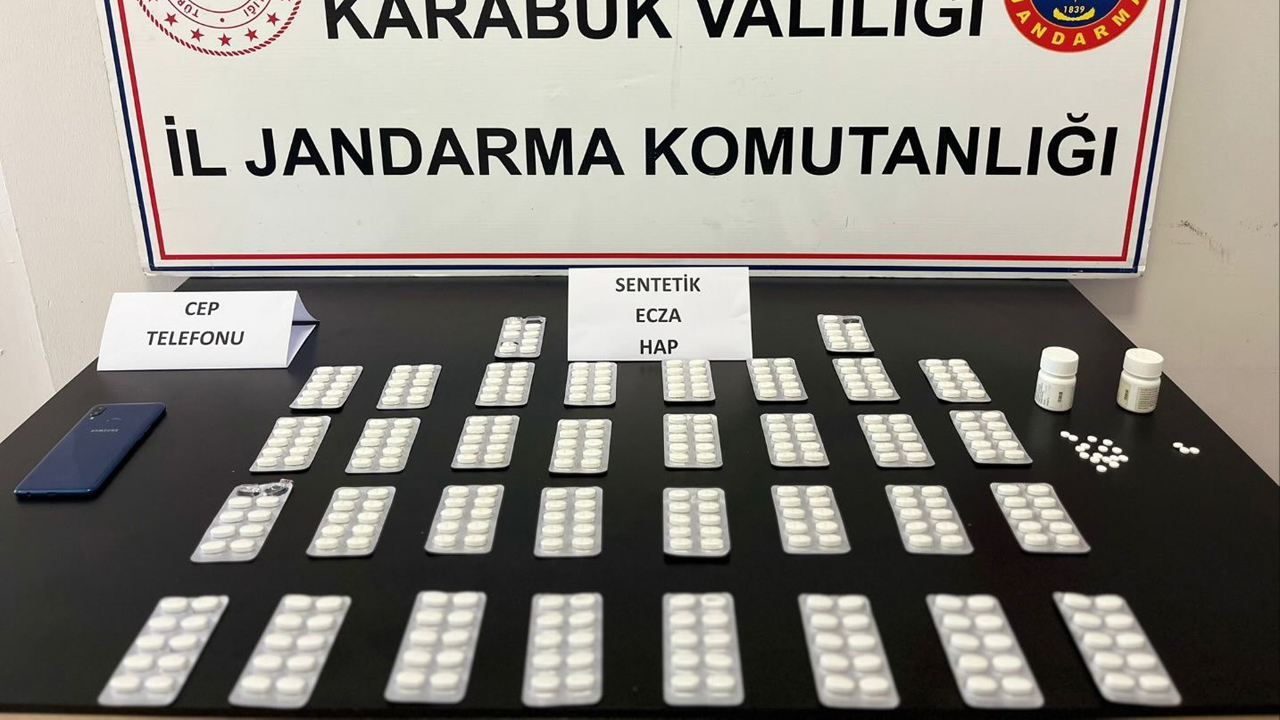 Karabük’te jandarma ekiplerince düzenlenen operasyonda 353 adet sentetik ecza hap ele geçirildi.