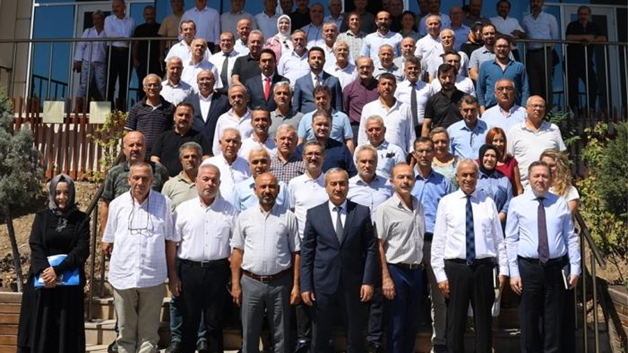 Karabük’te 2025-2026 Eğitim Öğretim Yılı hazırlıklarını değerlendirmek ve yeni dönemde yürütülecek çalışmaları planlamak amacıyla İl Millî Eğitim Müdürü Nevzat Akbaş başkanlığında, müdürlük yöneticileri ve Merkez İlçe okul / kurum müdürlerinin katılımıyla bir toplantı düzenlendi.