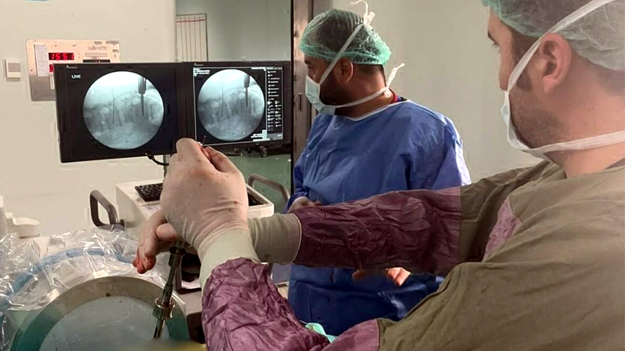 Karabük İl Sağlık Müdürlüğüne bağlı Karabük Eğitim ve Araştırma Hastanesi Nöroşirürji Kliniği, bölge sağlık hizmetlerinde önemli bir ilke imza attı. Hastanede, modern tıbbın sunduğu en güncel yöntemlerden biri olan perkütan stabilizasyon ameliyatı ilk kez başarıyla gerçekleştirildi.