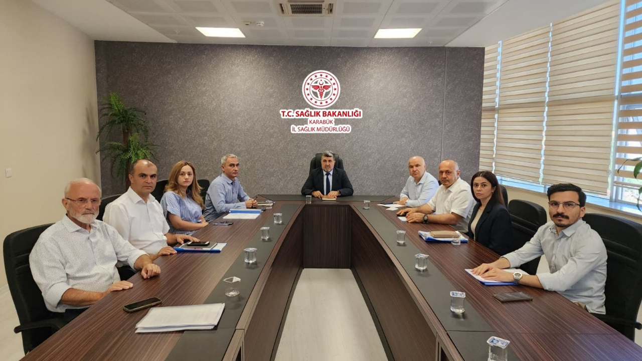 Karabük İl Sağlık Müdürü Op. Dr. İsmail Kara başkanlığında, il genelindeki hastane başhekimlerinin katılımıyla sağlık hizmetlerinin ele alındığı kapsamlı bir değerlendirme toplantısı gerçekleştirildi.