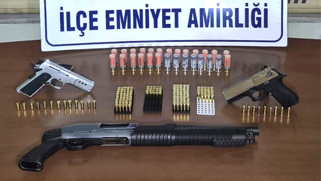 Karabük'ün Yenice ilçesinde bir eğlence mekanında yapılan aramada ruhsatsız silahlar ele geçirildi.