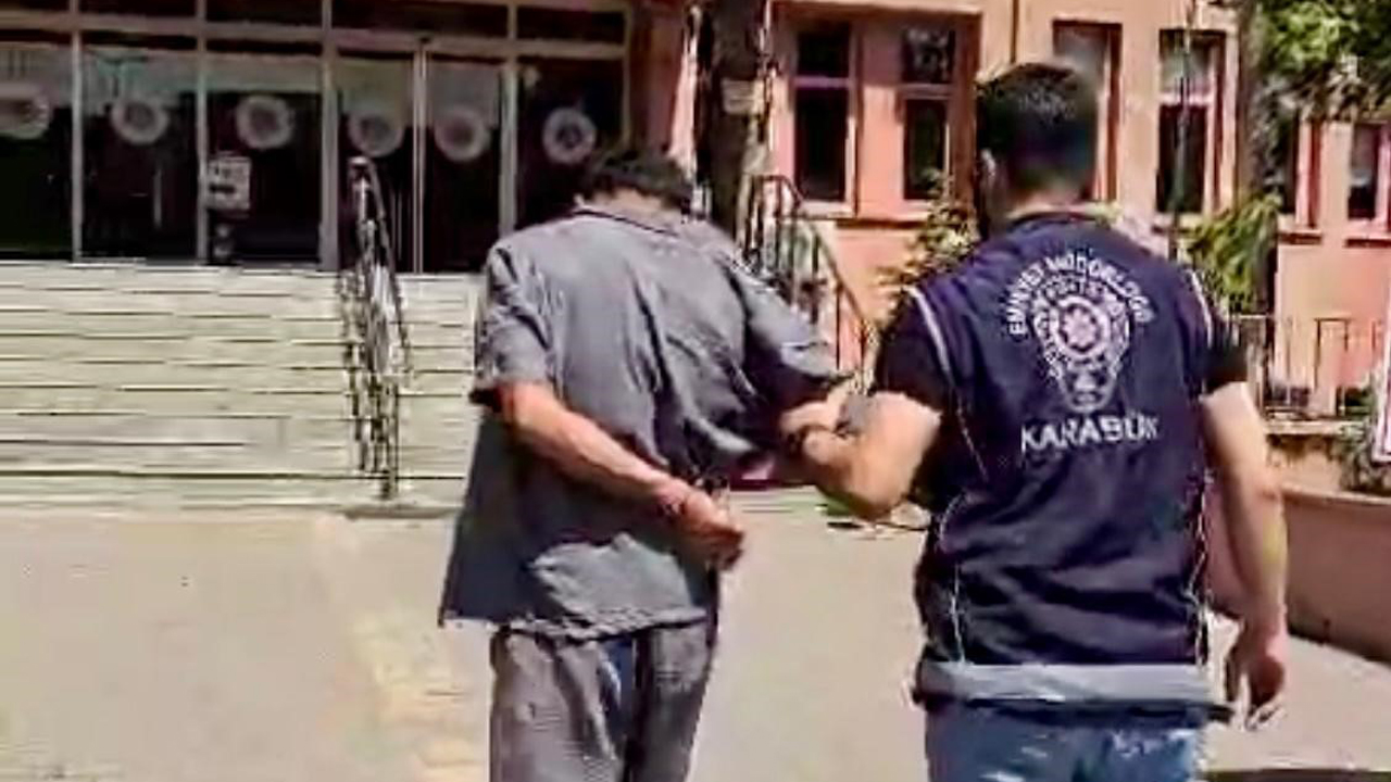 Karabük’te meydana gelen motosiklet hırsızlığı olayının şüphelisi, polis ekiplerince yakalanırken çıkarıldığı mahkemece tutuklanarak cezaevine gönderildi.