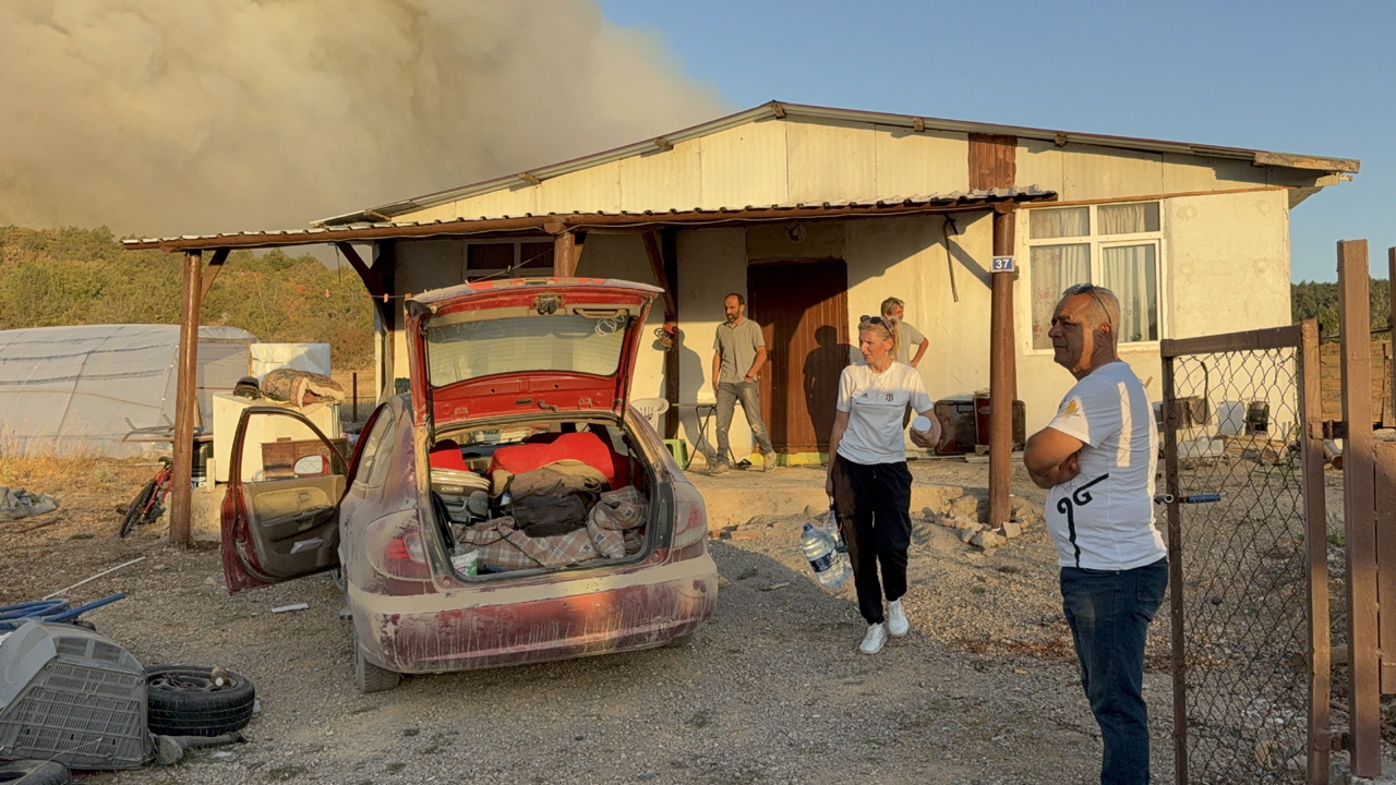 Karabük'te yaklaşık 5 saattir kontrol altına alınmaya çalışılan yangın dron ile görüntülenirken, tedbir amacıyla Safranbolu ilçesine bağlı Harmancık köyü Şamlar Mahallesi'ndeki evler boşaltıldı.