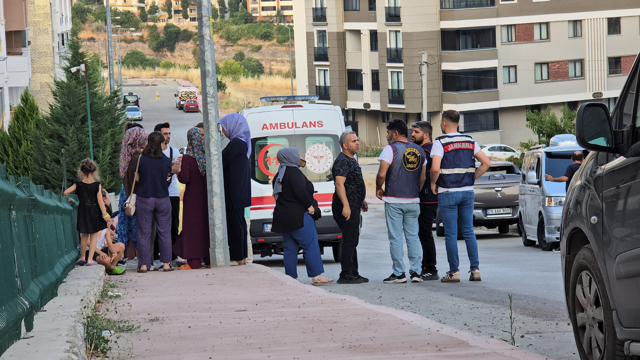 Karabük’te bir apartman dairesinde çıkan yangın sonrası evde yaşayan çift ölü bulundu.
