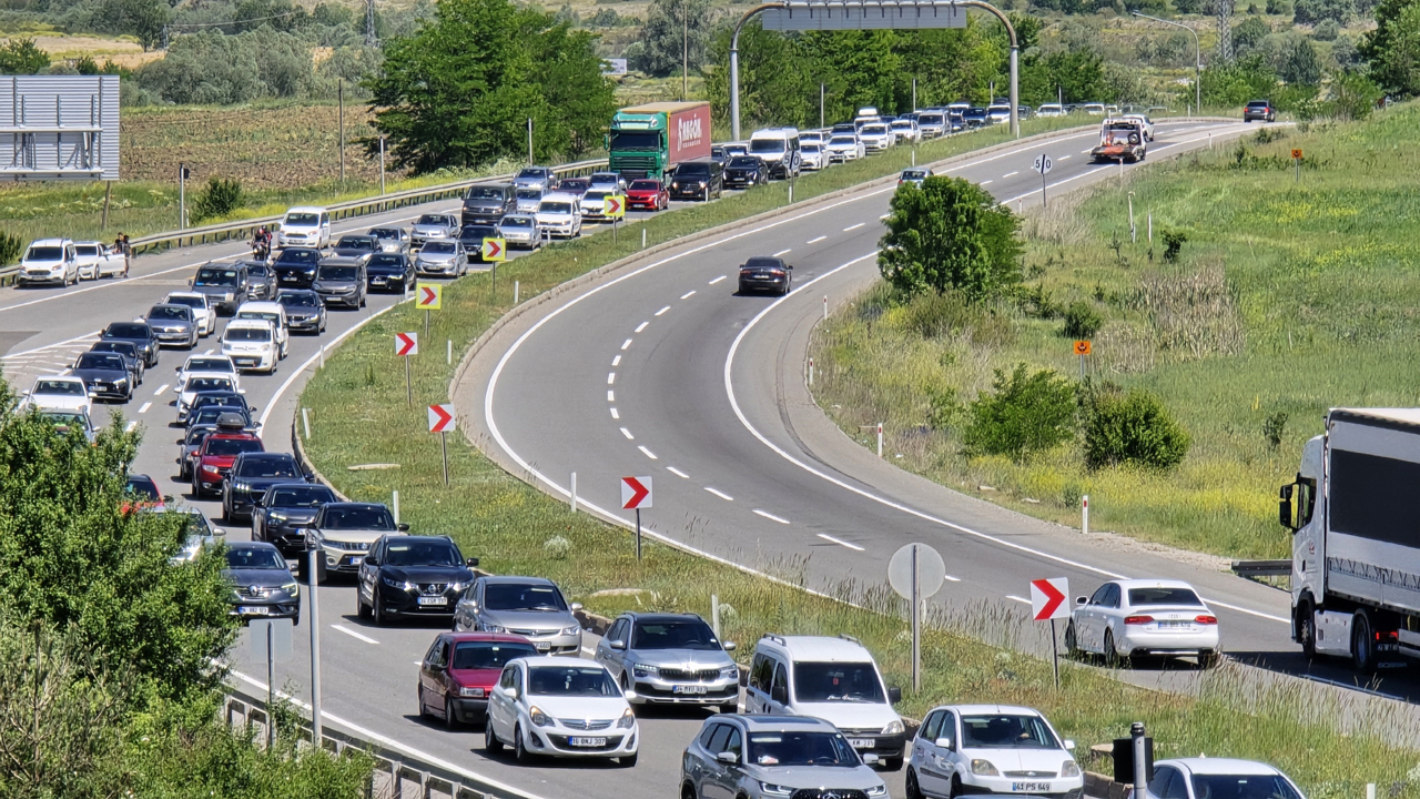 Türkiye İstatistik Kurumu (TÜİK) verilerine göre Karabük'te Temmuz ayı itibariyle motorlu kara taşıt sayısı 83 bin 257 oldu.