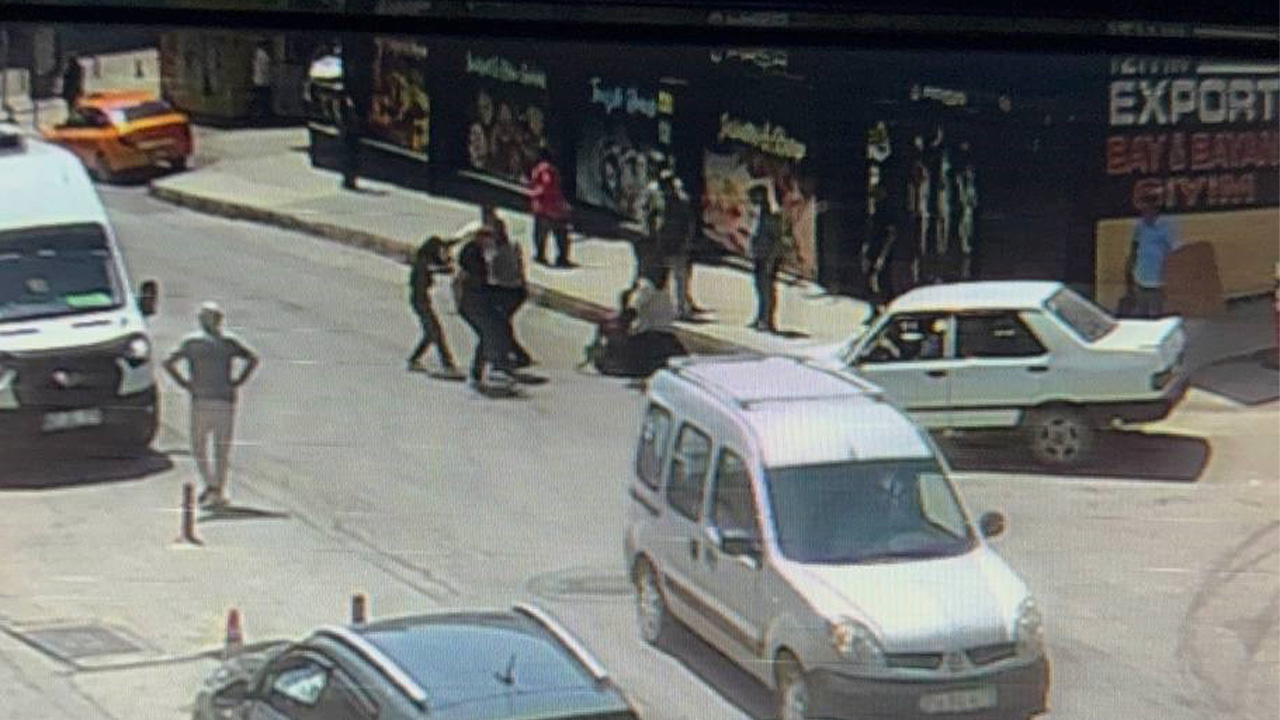 Karabük’te iki aile arasında çıkan bıçaklı ve tekmeli kavgada 2 kişi yaralanırken, hastane önünde tarafların yakınları da birbirine girdi.