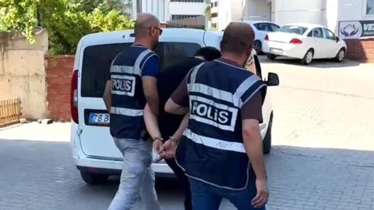 Karabük'ün Safranbolu ilçesinde, kendisini jandarma personeli olarak tanıtarak, bir vatandaşı dolandırmaya çalışan şüpheli tutuklandı.